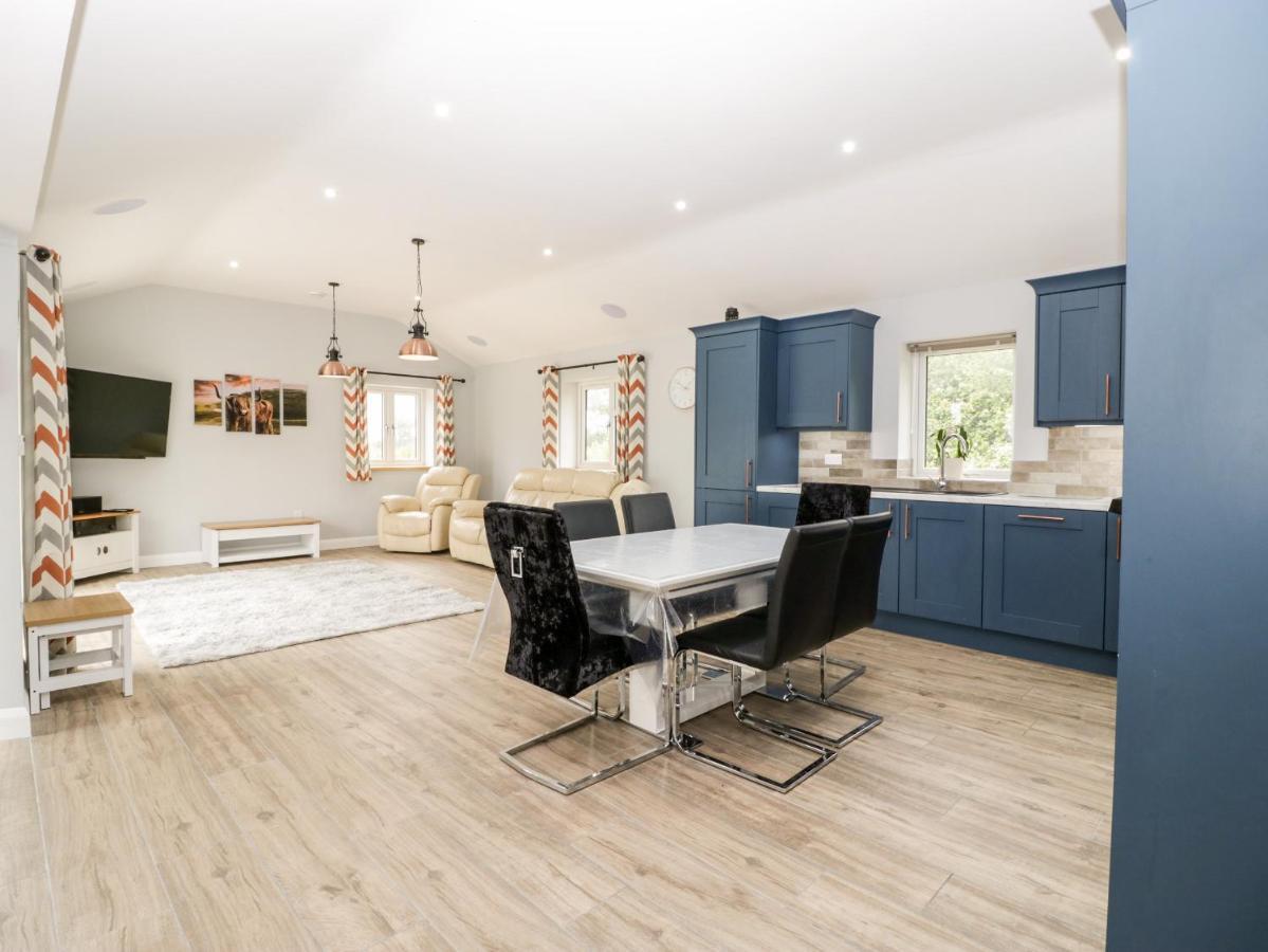 Strawberry Stables Villa Bristol Bagian luar foto