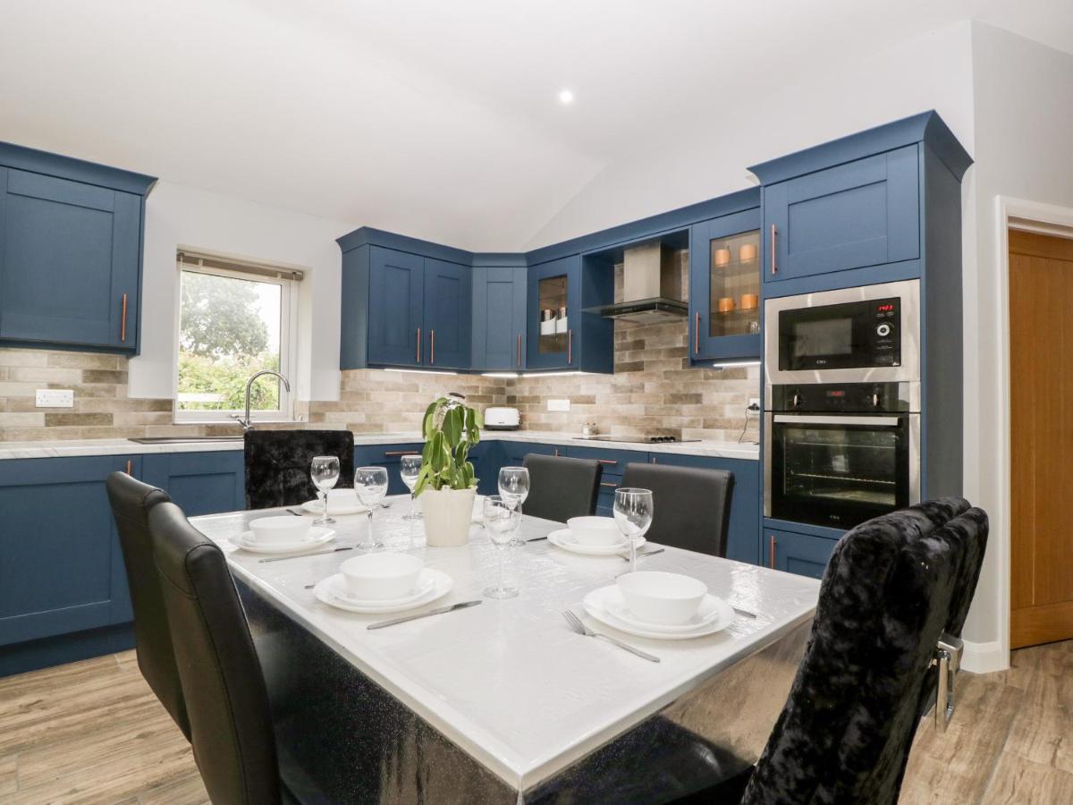 Strawberry Stables Villa Bristol Bagian luar foto