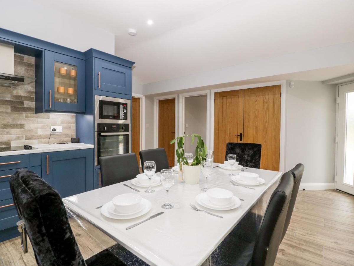 Strawberry Stables Villa Bristol Bagian luar foto